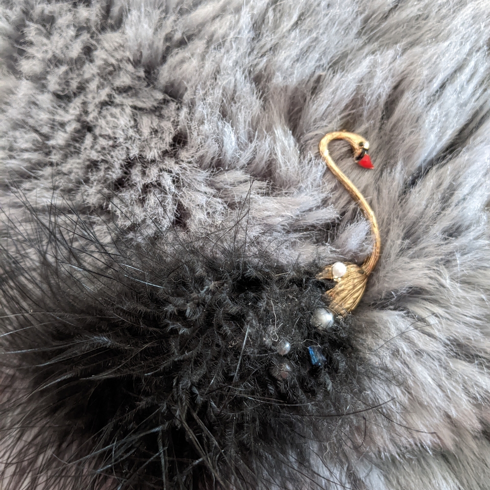 Elegant Gold Swan Brooch with Black Feathers - Picture 5 of 6
